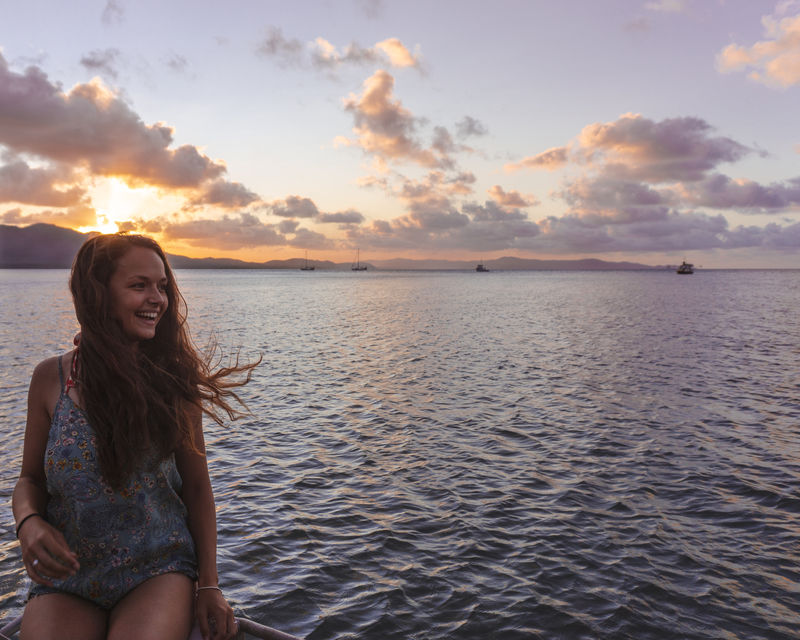 坐在平静的水面前的女人