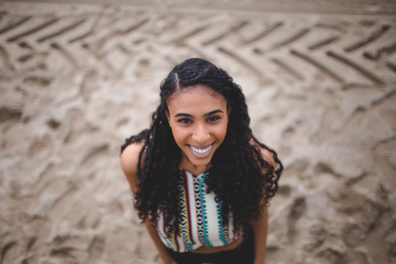 站在棕色土壤上微笑的女人