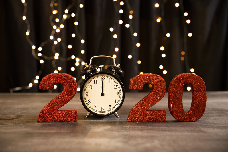 灰色2020新年背景-红色数字-时钟和雪-节日贺卡模板-矢量图解
