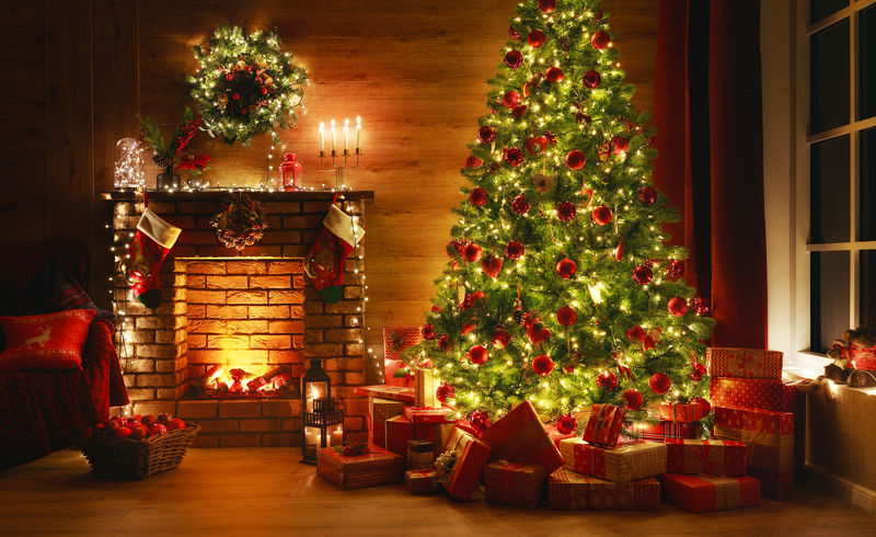 室内圣诞节-魔法发光的树-壁炉-夜晚黑暗中的礼物