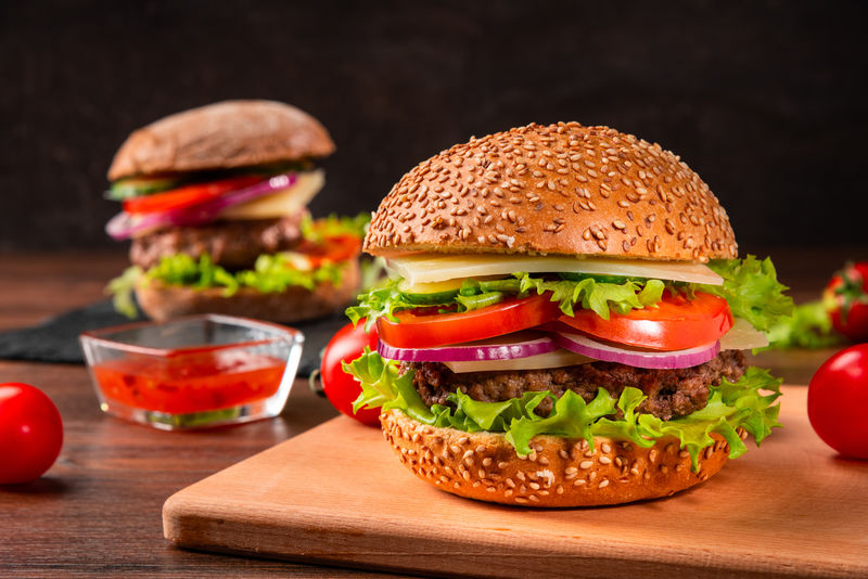 两个美味的汉堡包配番茄和沙司