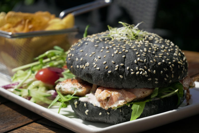 桌上的汉堡和薯条