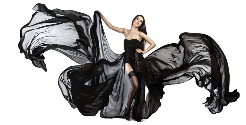 穿黑色飞行服的漂亮女孩。流动织物