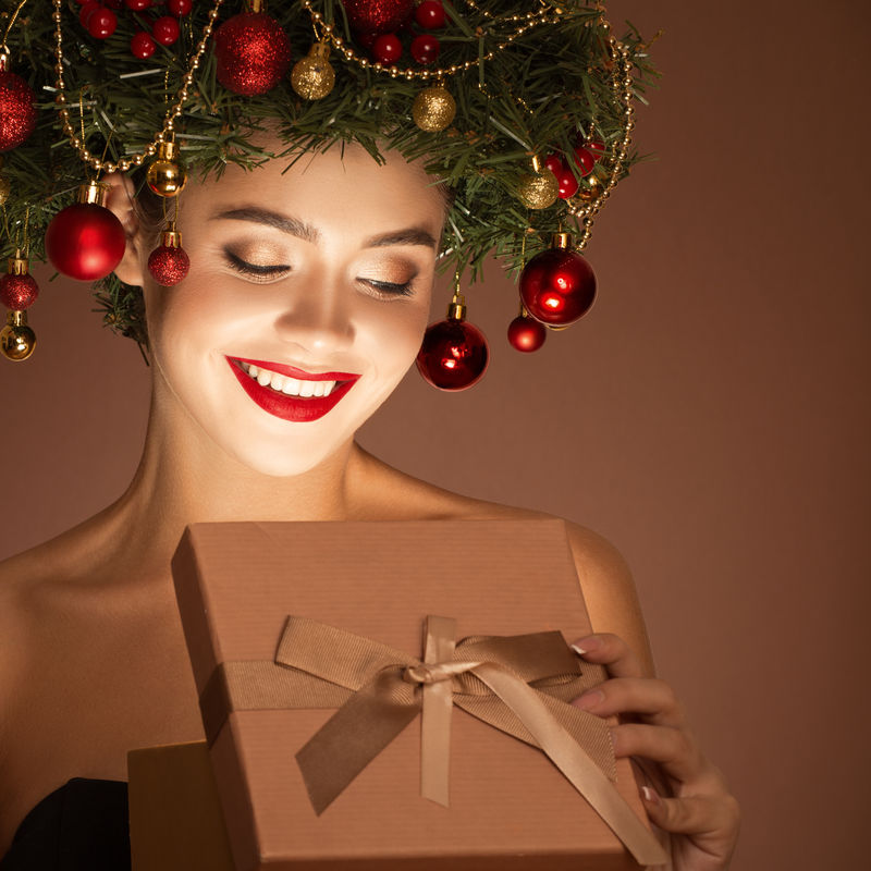 头上戴着圣诞花圈的可爱女孩-打开魔法礼盒