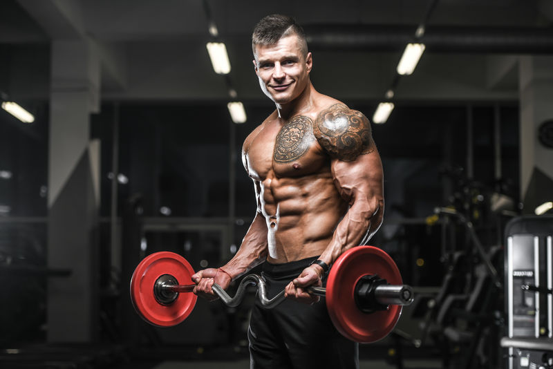 帅气强壮的健美运动员运动男子肌肉锻炼健美概念背景-肌肉健美帅气男子在健身房***运动和饮食概念