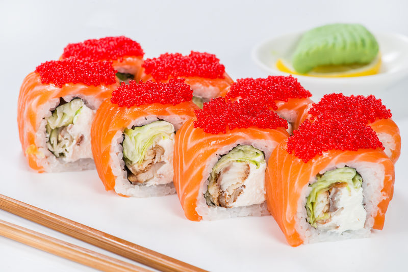 日本寿司三文鱼特写和飞鱼卵（浅景深）