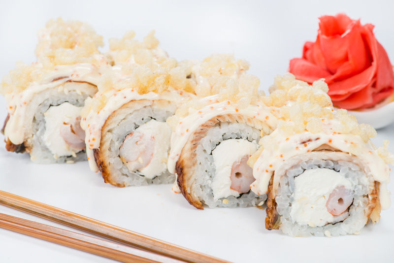 日本料理-开胃寿司卷配米饭、奶油芝士、三文鱼和酱汁