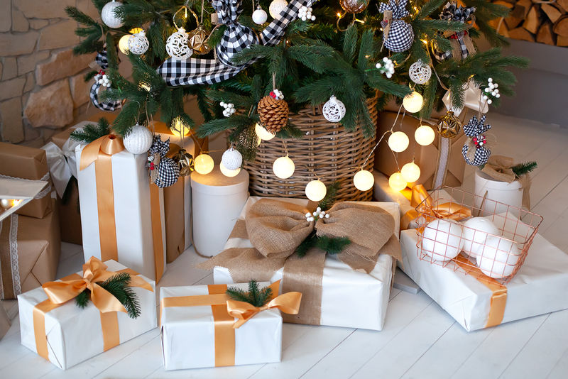 带圣诞树、礼物和大窗户的圣诞客厅-美丽的新年装饰经典的家庭内部