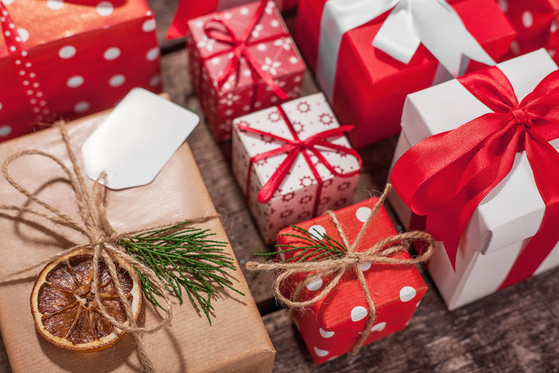 木制背景的圣诞礼品盒和装饰品-圣诞快乐-新年快乐