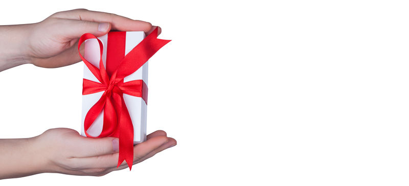 灰色背景的女性手持礼品盒-情人节、生日、圣诞节或新年的快乐家庭庆祝概念