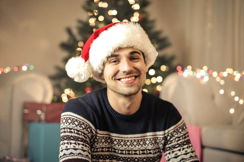 在家庆祝圣诞节的快乐男人
