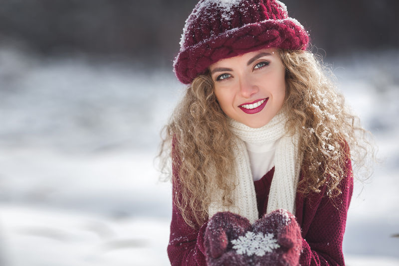 冬日背景下的年轻美女特写写真
