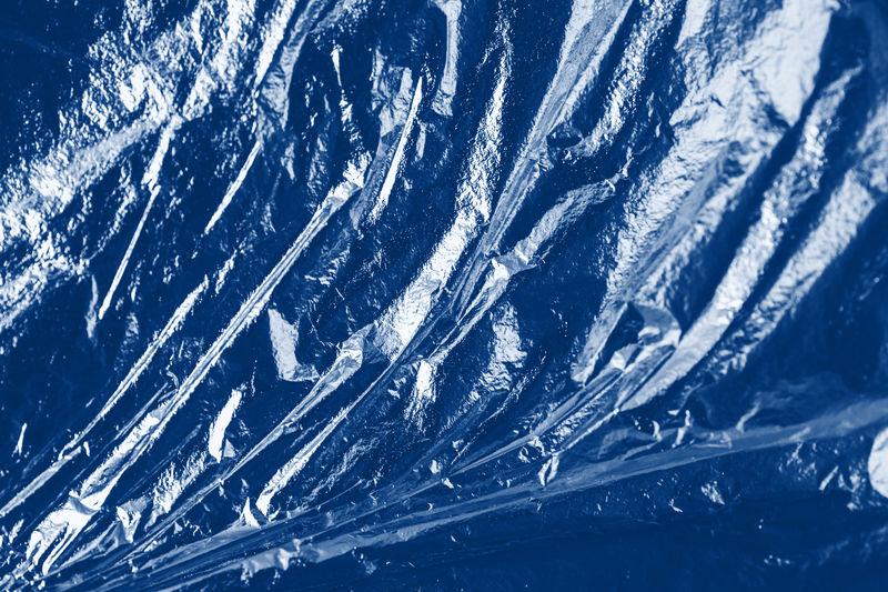 经典蓝色调褶皱金色闪光抽象背景，适合镀金物品。时尚2020年色彩