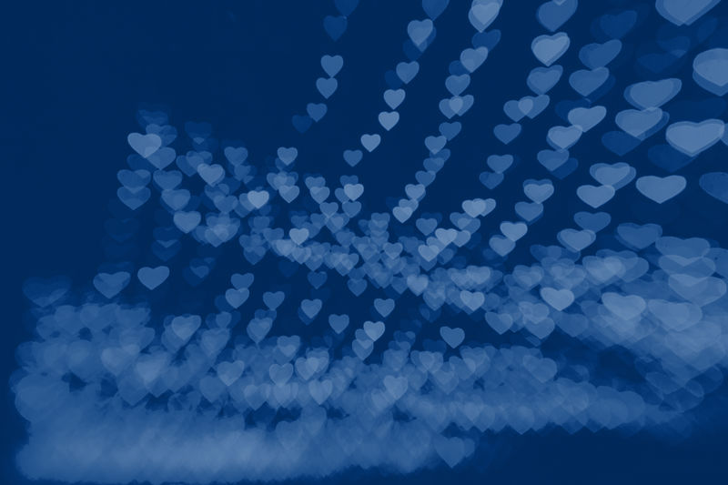 由温暖的蓝色模糊灯光构成的美丽的圆顶