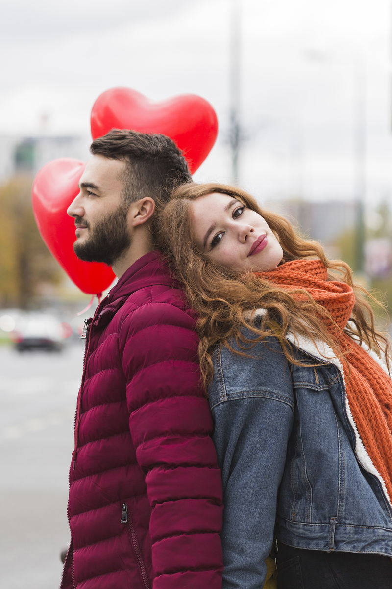 户外甜蜜的情侣