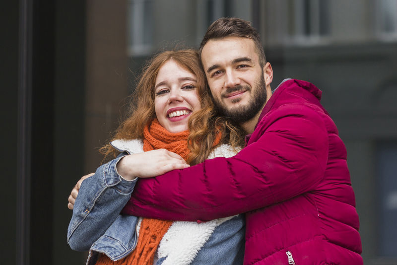 快乐的年轻人站在新房子里