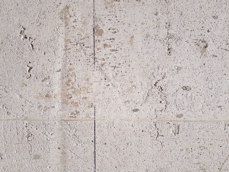 老灰混凝土结构带裂缝