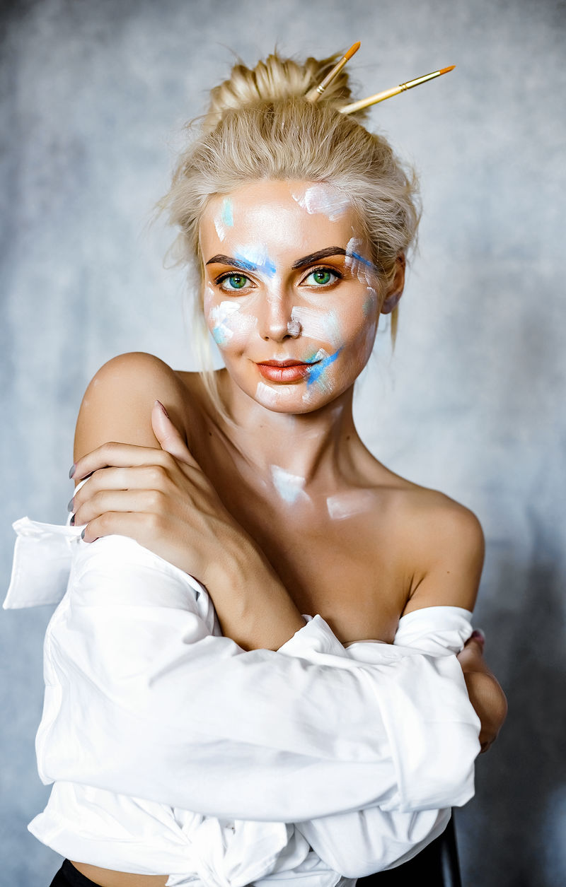 富有创意的时尚美女,年轻漂亮的金发女郎的肖像。