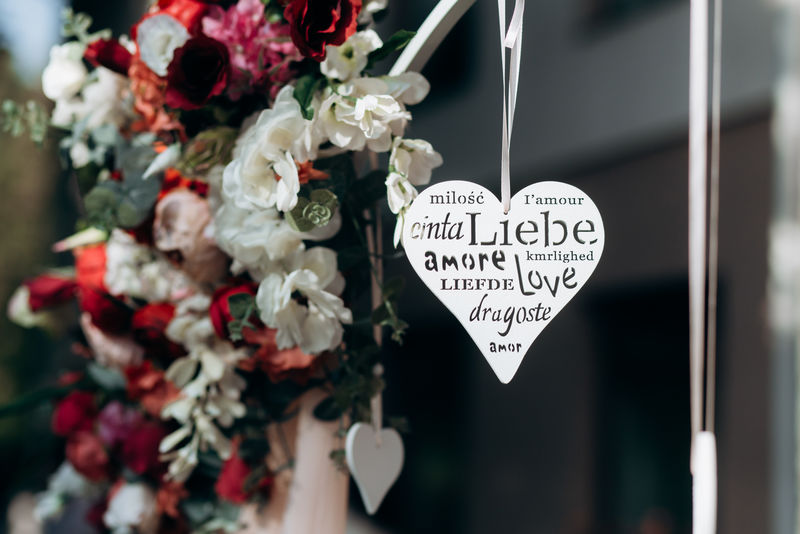 用不同语言刻“爱”字的心形图形