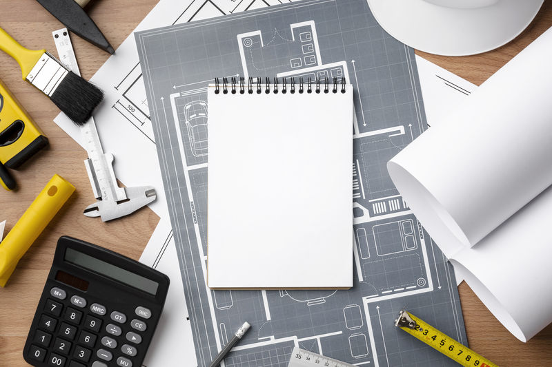 爱好概念俯视图-带切割垫、塑料模型零件套件和带复印空间的白色背景工具箱