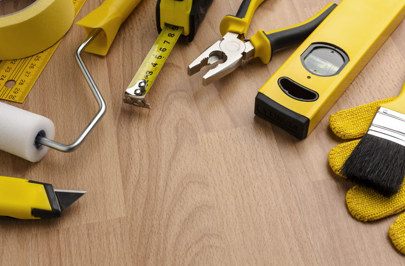 木制背景顶视图上的一套维修工具