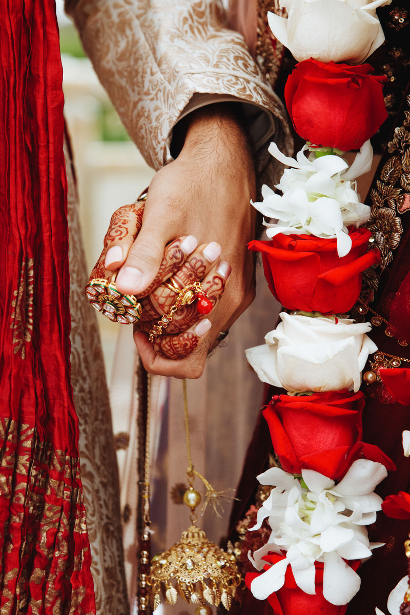 真正的印度新娘和新郎的手在特拉举行素材 高清图片 摄影照片 寻图免费打包下载