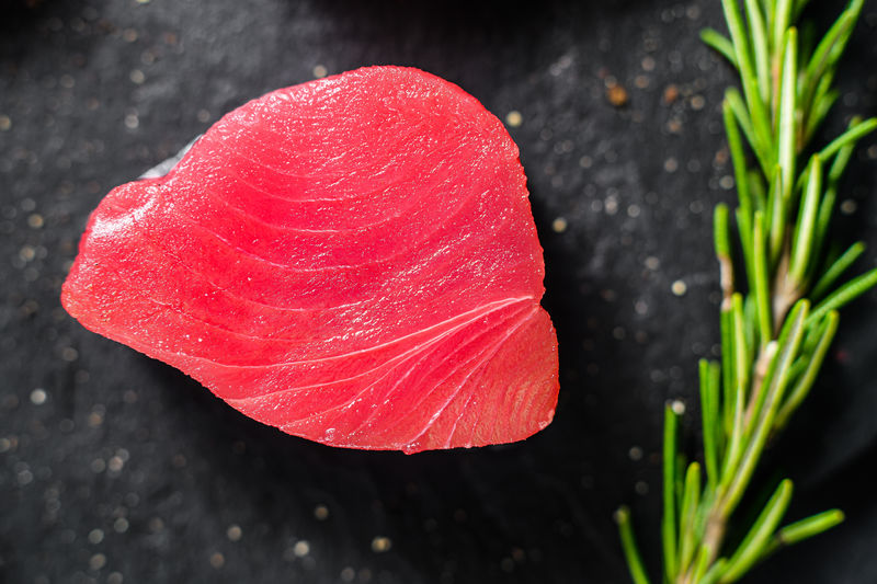 生鱼片金枪鱼。黑色背景。俯视图。闭合