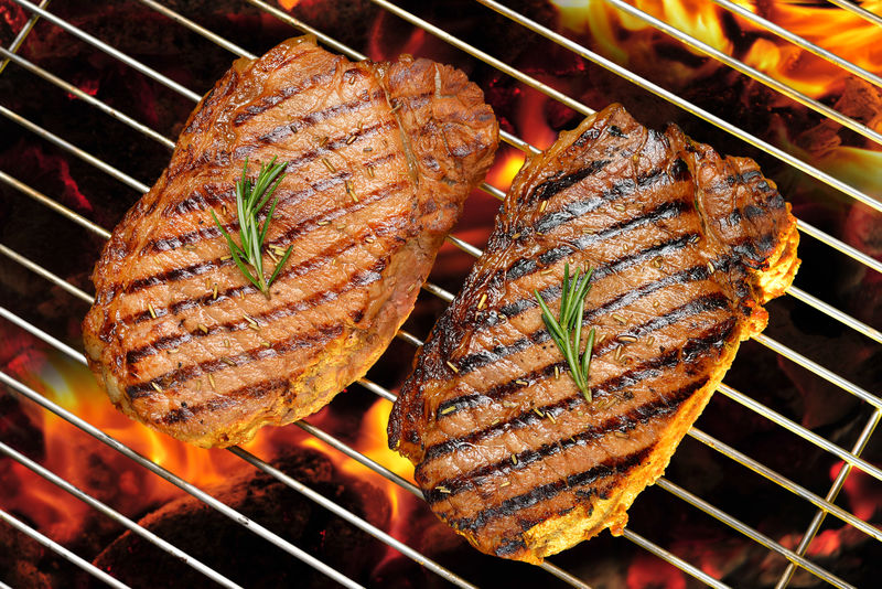 烤肉架上的烤牛肉牛排