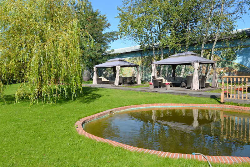 带蓄水池和乔木帐篷的景观美化