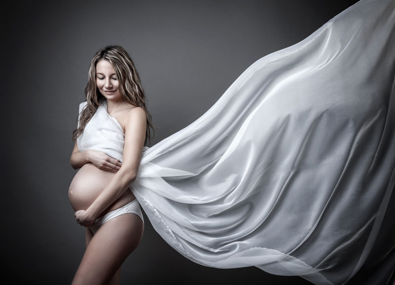 孕妇裹在布上的肖像