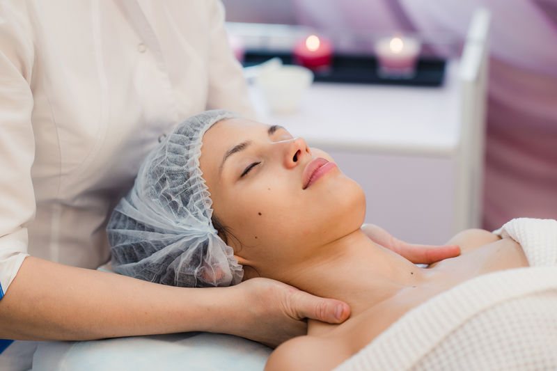 美丽美女放松面部按摩