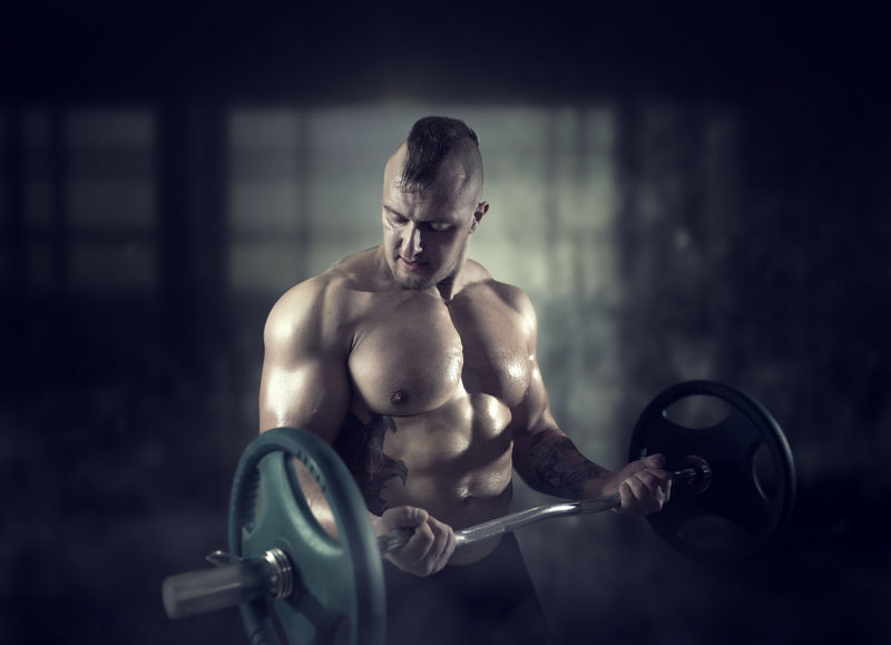 健美运动员在体育馆举重杠铃