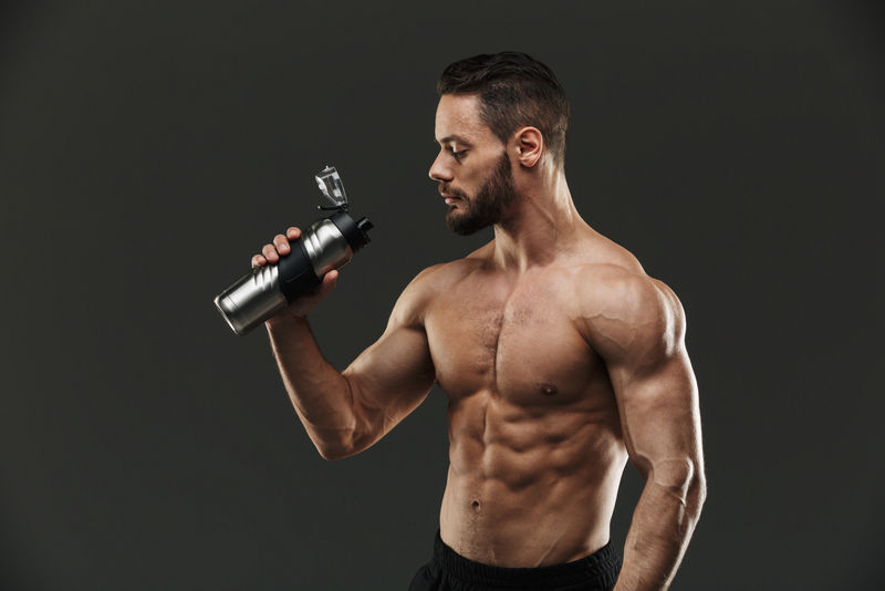 强壮的健美运动员饮用水的肖像