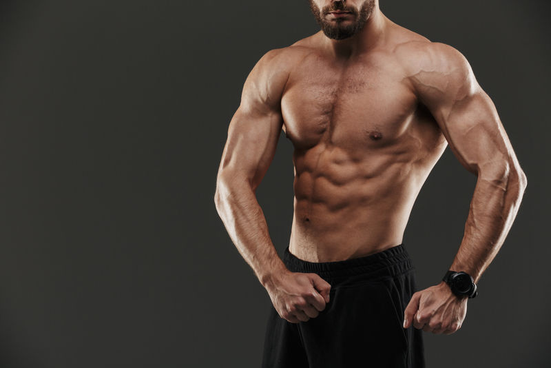 年轻肌肉健美运动员的剪裁形象