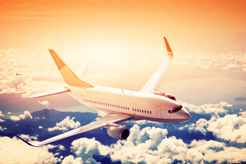 飞机在飞行中。一架大飞机，云层之上的航线。