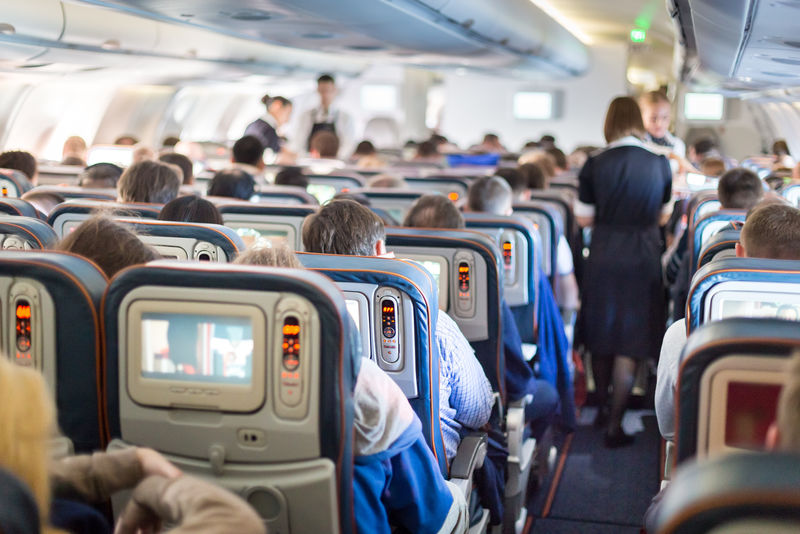乘客坐在座位上的飞机内部