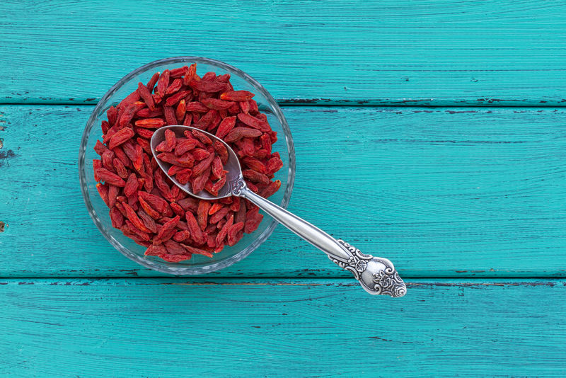 木质背景上的枸杞