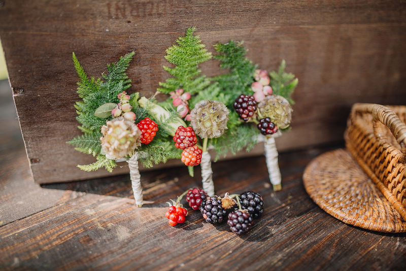 老式木桌上的结婚花束