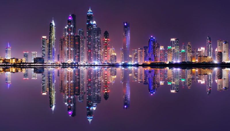 迪拜码头、迪拜、联合酋长国的迷人夜景