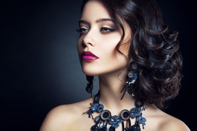 特写美丽女人的画室肖像。