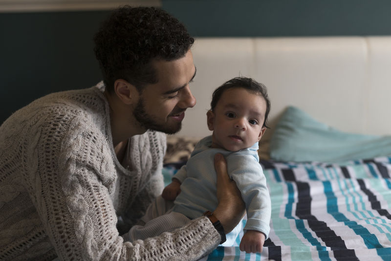 可爱的宝宝看着镜头