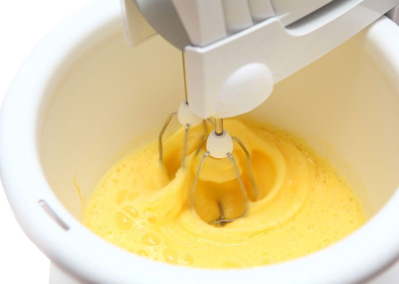 在搅拌机里搅鸡蛋