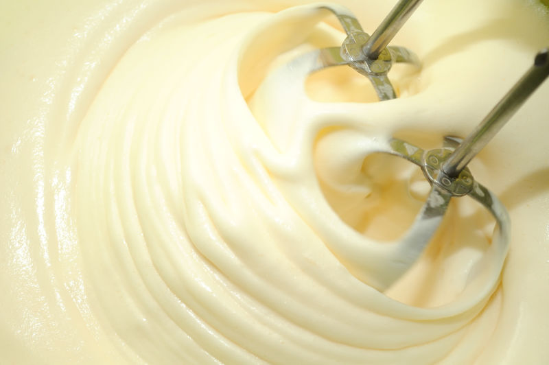 用搅拌器搅打面糊