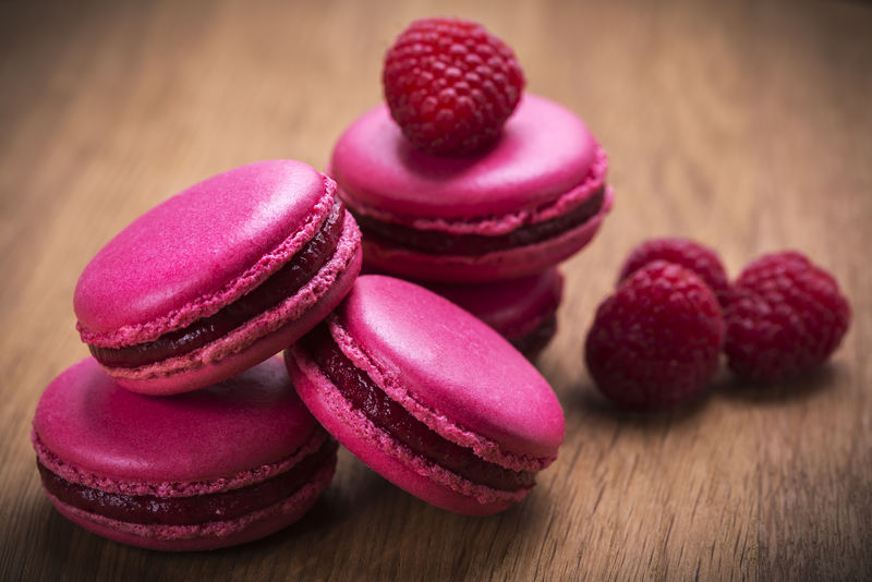 木质表面的覆盆子杏仁饼