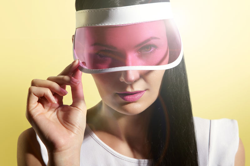 戴遮阳板的女人