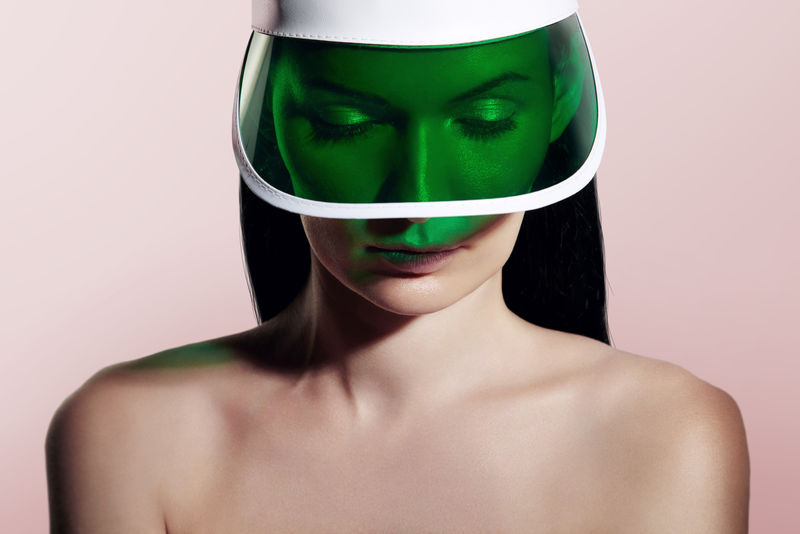 戴遮阳板的美女