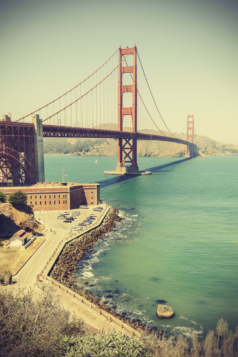 旧电影复古风格的金门大桥在旧金山，美国。