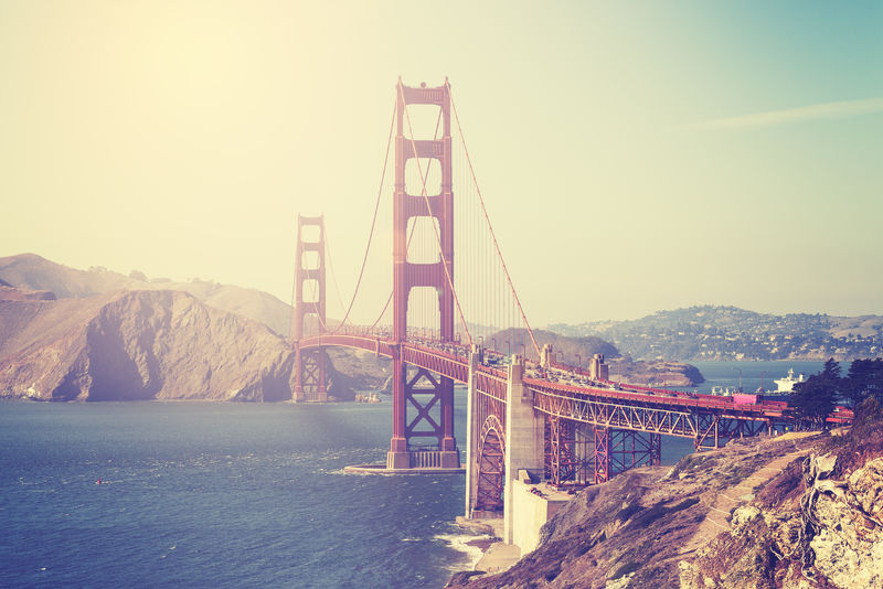 旧金山金门大桥的复古色调照片。