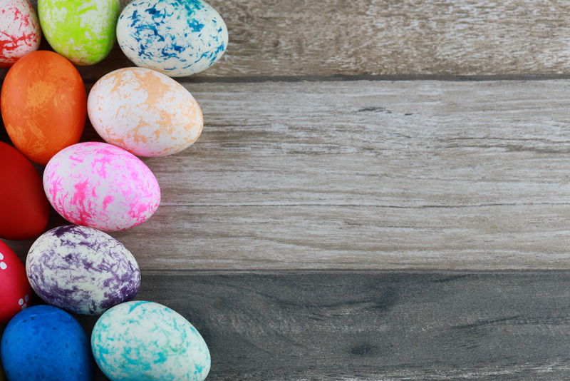 复古木桌上彩绘装饰的复活节彩蛋