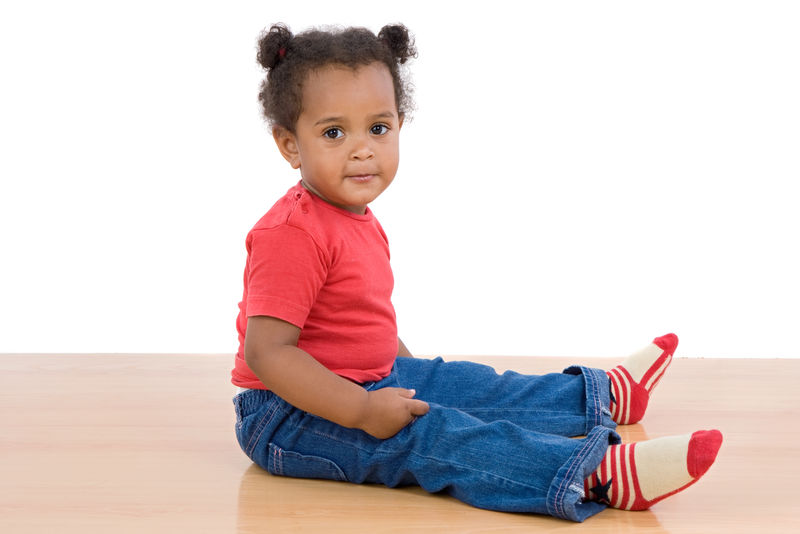 可爱的非洲婴儿坐在木地板上